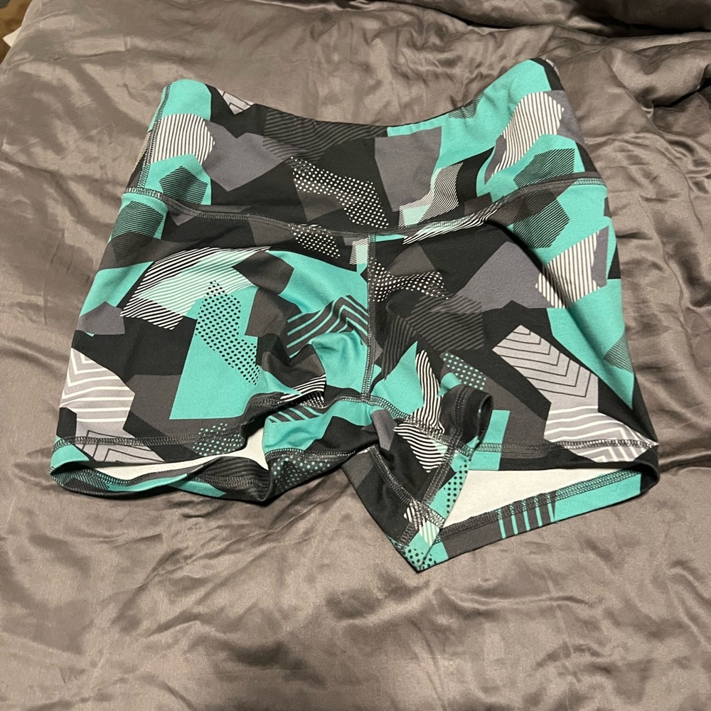 High rise, fleo 3.5in shorts. Size medium.